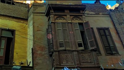 مشربيات من زمن فات.. حكايات شارع الورشة التُراثي بالفيوم يرويها صاحب أشهر منزل: الإضاءة كانت بالفوانيس الجاز والشبابيك طولية|فيديو