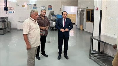 قبل العام الجديد.. وكيل صحة ببورسعيد يطمئن على سلامة الإجراءات في مصنع التغذية المدرسية