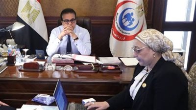 التوسع في إنشاء جديدة.. وزير الصحة يناقش خطة تطوير المعامل المركزية