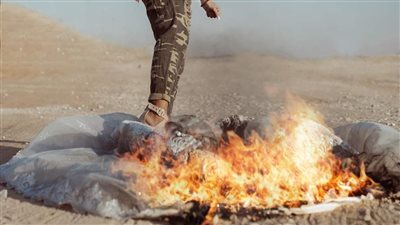 احتفالا بطلاقها.. سيدة تحرق فستان زفافها بعد زواج دام 3 سنوات: خانني مع 7 بنات