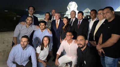 رئيس اللجنة الأولمبية الدولية يزور الأهرامات في مستهل زيارته إلى مصر 