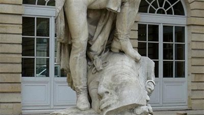 يهين الحضارة المصرية.. الباز يطالب الخارجية بالتحرك لإزالة تمثال بفرنسا