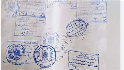 احتفظت بها في مكتبي.. القاهرة 24 يتوصل لصاحب صورة الـ20 ختم لإجراءات تحويل المدارس