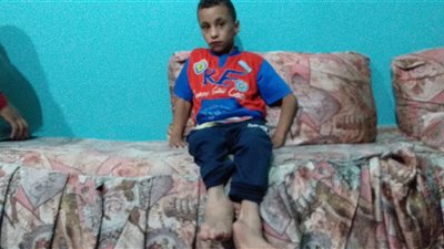  معتز طفل سوهاجي يعاني من مرض يجعله يسير للخلف ويحتاج 3 عمليات.. وأسرته: ظروفنا صعبة |صور وفيديو