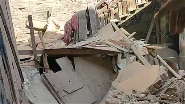 انهيار أجزاء من عقارين