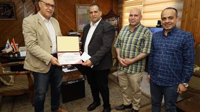 رئيس شركة مياه الشرب بالغربية يكرم فني بكفر الزيات: غامر بحياته لإصلاح كسر 