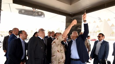 رئيس الوزراء يوجه بتطوير واجهات العمارات المحيطة بالمتحف المصري الكبير والمقامة على الدائري