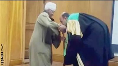 دكتور جامعي بسوهاج يقبل يد والده عقب حصوله على الدكتوراه: اتربينا على احترام الكبير