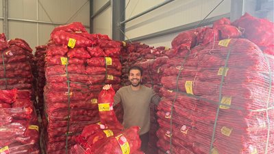 بعد غربته لأعوام بحثا عن عمل.. شاب مصري ينجح في تأسيس شركة ألمانية لتصدير البصل من الغربية