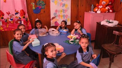 بالبلالين والألعاب.. مدرسة راهبات تخصص يومًا للتعارف بين تلاميذ رياض الأطفال قبل بدء الدراسة
