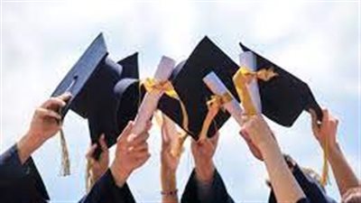 قصة حب بين طالبة وجدها تخطف الأنظار في حفل تخرج من أكاديمية التمريض