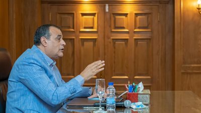 وزير الإنتاج الحربي يعقد اجتماعًا موسعًا مع رؤساء مجالس إدارات الشركات والوحدات