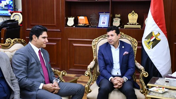 وزير الرياضة مع أحمد