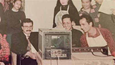 عمرو الليثي ينشر صورًا نادرة للراحل هشام سليم من كواليس فوازير خد وهات