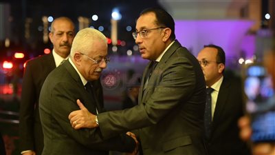 رئيس الوزراء يؤدي واجب العزاء في زوجة طارق شوقي