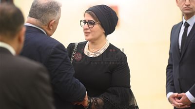 هالة زايد ومتحدث الصحة السابق يقدمان واجب العزاء في وفاة زوجة الدكتور طارق شوقي