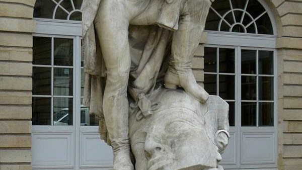  شامبليون يطأ بحذائه