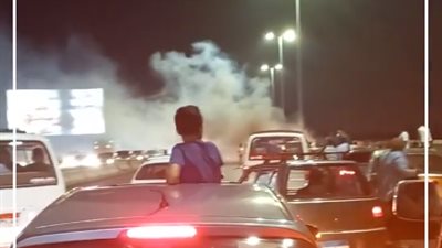 السيطرة على حريق بسيارة ملاكي أعلى محور 26 يوليو بالجيزة | فيديو 