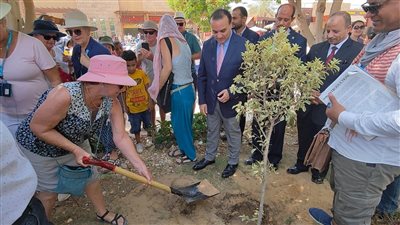 السياح يزرعون شجرة بمعابد الكرنك بالأقصر احتفالا بيوم السياحة العالمي| صور