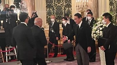 وزير النقل يشارك نيابة عن السيسي في مراسم الجنازة الرسمية لرئيس الوزراء الياباني السابق