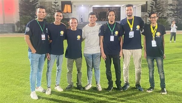 فريق من الطلاب المشاركين