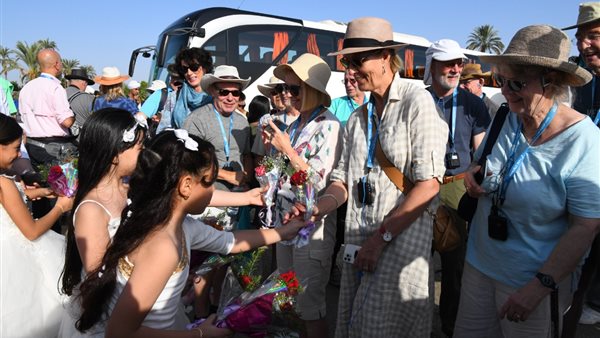 توزيع الورد على السائحين