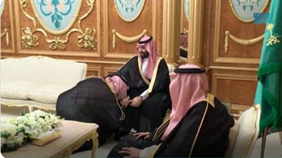 بقُبلة على ركبة ولي العهد.. خالد بن سلمان يؤدي قسم توليه منصب وزير الدفاع السعودي | فيديو