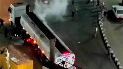 بدون إصابات.. انفجار إطار سيارة تريلا أعلى طريق الواحات