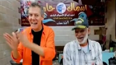 لقبوه بالسائح الفرفوش.. ألماني على أرض المحروسة يعشق الغناء العربي: مصر جميلة وشعبها طيب | فيديو 