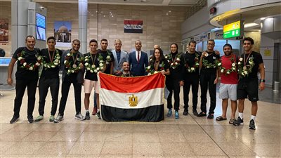 بعد التتويج بـ6 ميداليات.. وزير الرياضة ينيب معاونه لاستقبال بعثة منتخب الثلاثي 