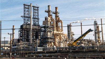 النفط يتلقى دعما قويا بعد انخفاض الدولار عالميا