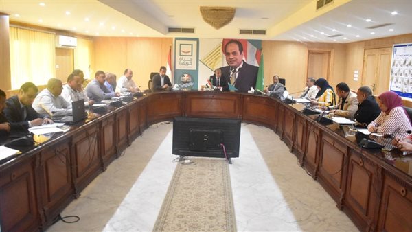 محافظ الفيوم يناقش