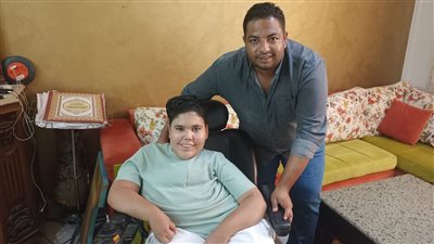 بعد نشر القاهرة 24 مشكلته ورفض المدارس قبوله.. محافظ السويس يستقبل لؤي جمال المصاب بضمور العضلات