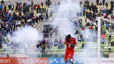 بيان ناري من الاتحاد التشيلي بعد أحداث عنف مباراة يونيفرسيداد كاتوليكا أمام يونيفرسيداد 