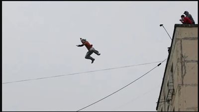 هرب من الشرطة وأنهى حياته.. تفاصيل العثور على جثة طالب بالمقطم