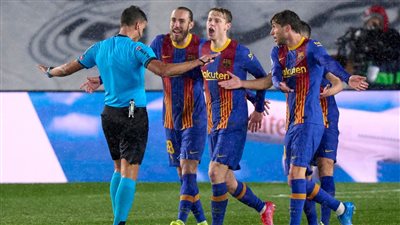 خيسوس خيل مانزانو حكمًا لمباراة برشلونة ومايوركا في الدوري الإسباني