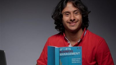 حَوّلَ اختلافه لسر تميزه.. رحلة يحيى قنديل من متلازمة داون إلى حصد الجوائز الرياضية والعلمية  