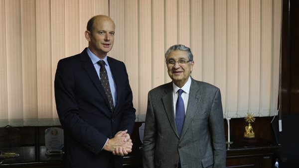  وزير الكهرباء والرئيس