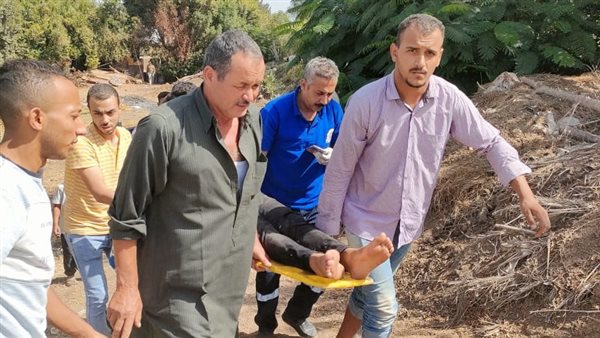 نقل المصاب في الحادث