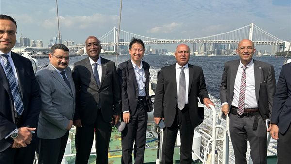 وزير النقل خلال الجولة