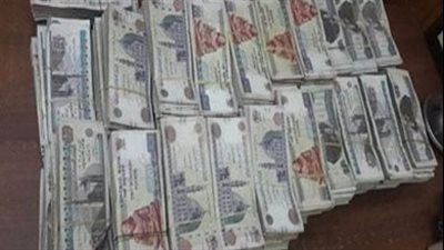 عثرت عليهم في تاكسي ببورسعيد│ سيدة تُعيد 360 ألف جنيه لـ عامل.. والأخير يمنحها 200 جنيه 