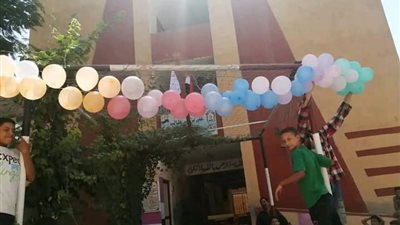 بالونات وعبارات ترحيب.. مدارس سوهاج تستعد لـ استقبال العام الدراسي الجديد | صور