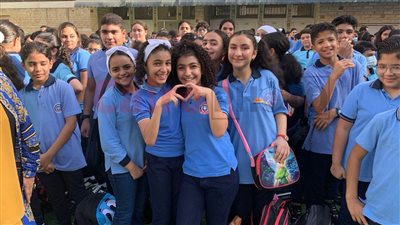 التزام بالزي وتطبيق الإجراءات الاحترازية.. انتظام سير الدراسة في أول أيامها 