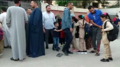 انتظام الدراسة بسوهاج.. وتجمع أولياء أمور التلاميذ في محيط المدارس للاطمئنان على أبنائهم | صور 