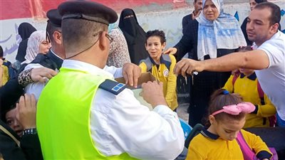 مرور الغربية يوزع ورود وحلوى على الطلاب احتفالًا بالعام الدراسي الجديد | صور