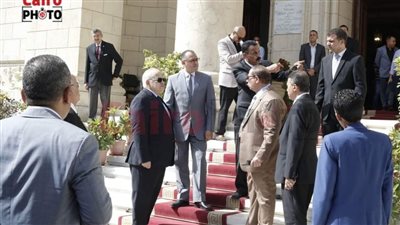 الخشت يتفقد الحرم الجامعي لجامعة القاهرة ويجري حوارًا مفتوحًا مع الطلاب 