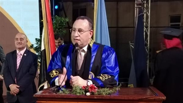 الدكتور عبد العزيز