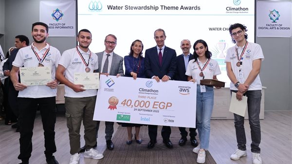 وزير الاتصالات خلال