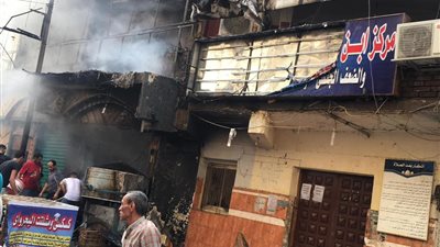 حريق بمحل يمتد إلى مركز طبي ببشتيل.. والحماية المدنية تسيطر عليه بـ6 سيارات إطفاء