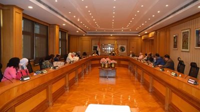 رئيس جامعة حلوان يجتمع بعمداء الكليات لمناقشة كيفية تقديم خدمات لائقة لأعضاء هيئة التدريس 